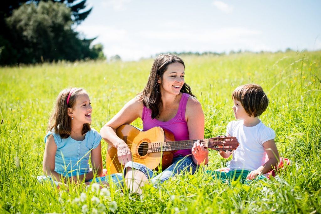 Вместе песенки поют. Родители и дети поют. Дети поют на природе. Поющая природа. Вокал на природе.