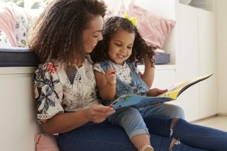 mom reading to child to help social and emotional learning